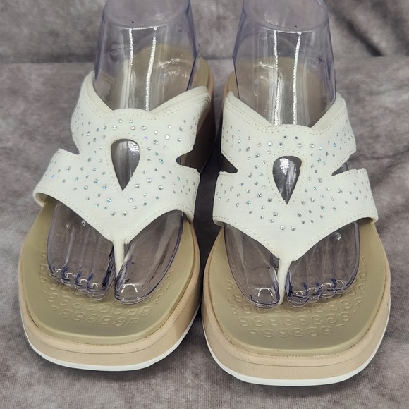Bzees White Embellished Rhinestone Wedge Sandals Shoes Womens 10 Flip Flop Thong - Picture 3 of 8